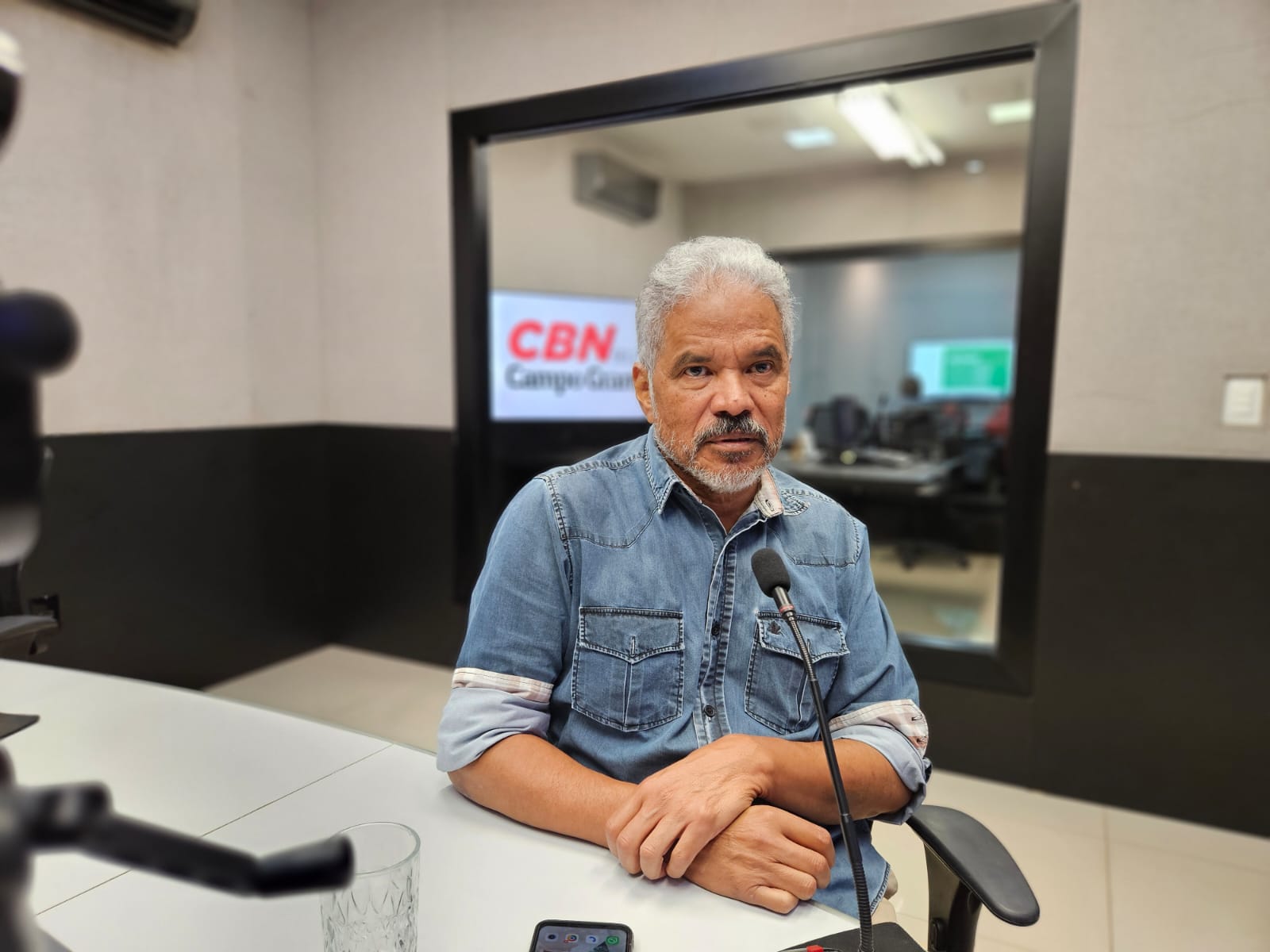 Colunista Adilson Trindade durante o Jornal CBN Campo Grande.