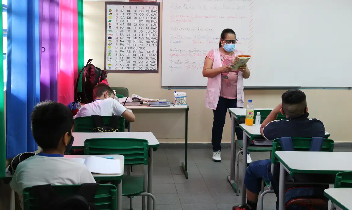 Ministério da Educação lança Bolsa Mais Professores para suprir carência docente