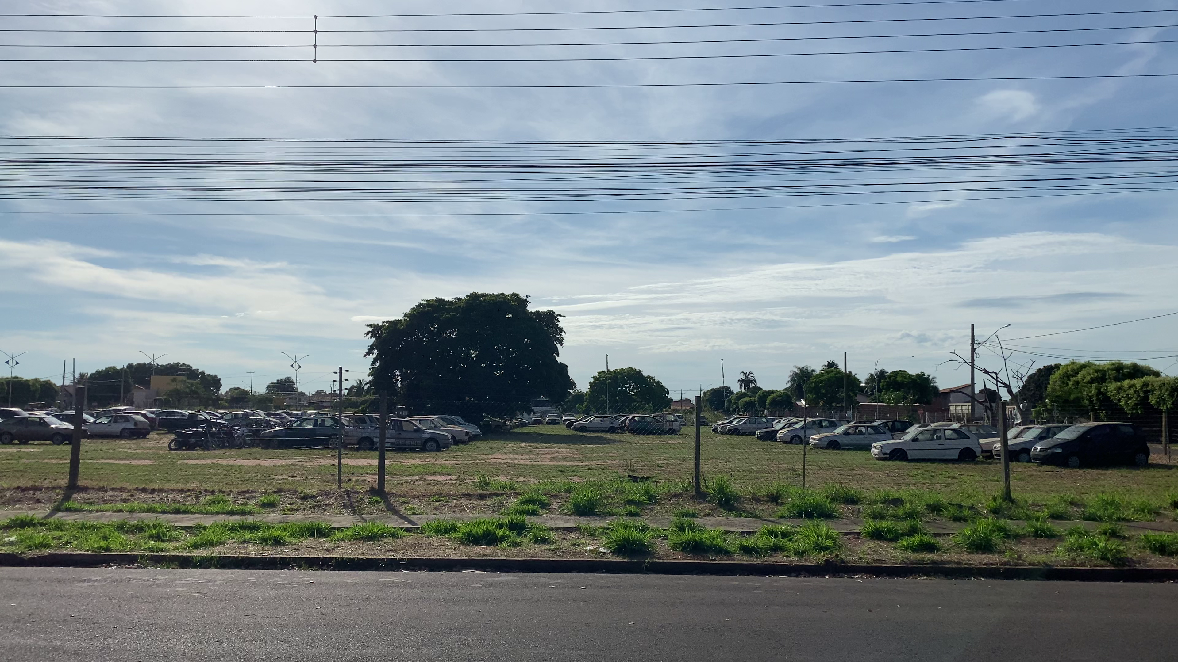 As temperaturas seguem elevadas, típicas do verão na região.