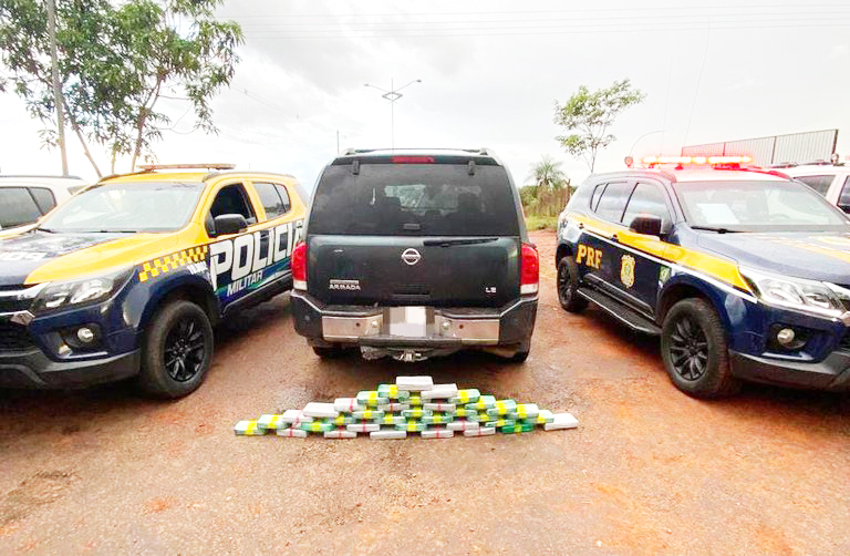 Droga estava em caminhão guincho com bolivianos