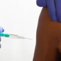 Vacina do HPV também pode prevenir câncer em homens; entenda