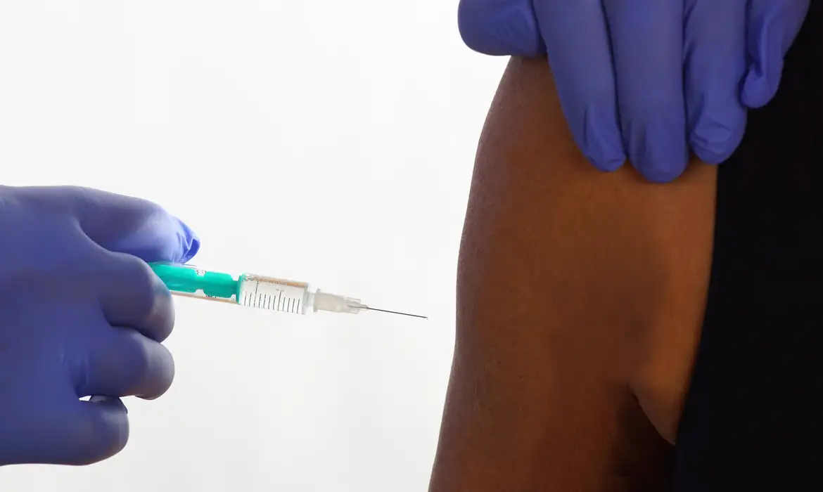 Vacina do HPV também pode prevenir câncer em homens; entenda | Divulgação / Agência Brasil