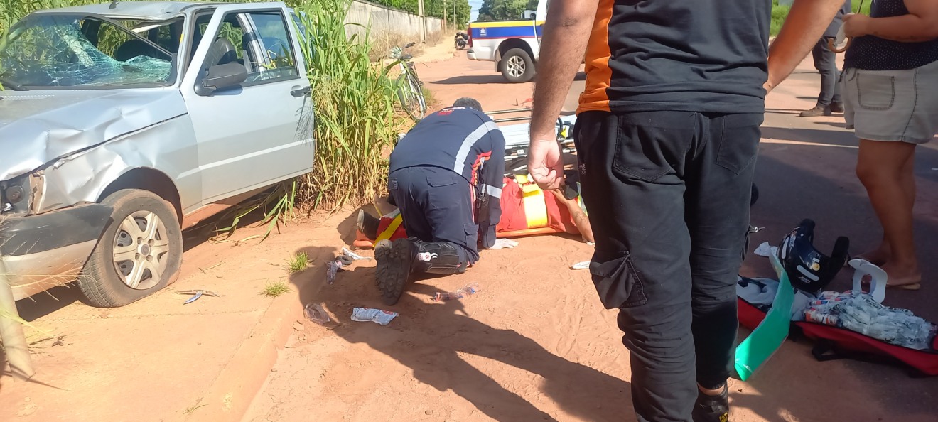 Motociclista avança preferencial invade frente de carro e causa acidente