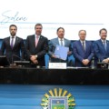 O governador Eduardo Riedel entregou o balanço anual aos deputados estaduais e fez a leitura da mensagem - Foto: Wagner Guimarães/Alems
