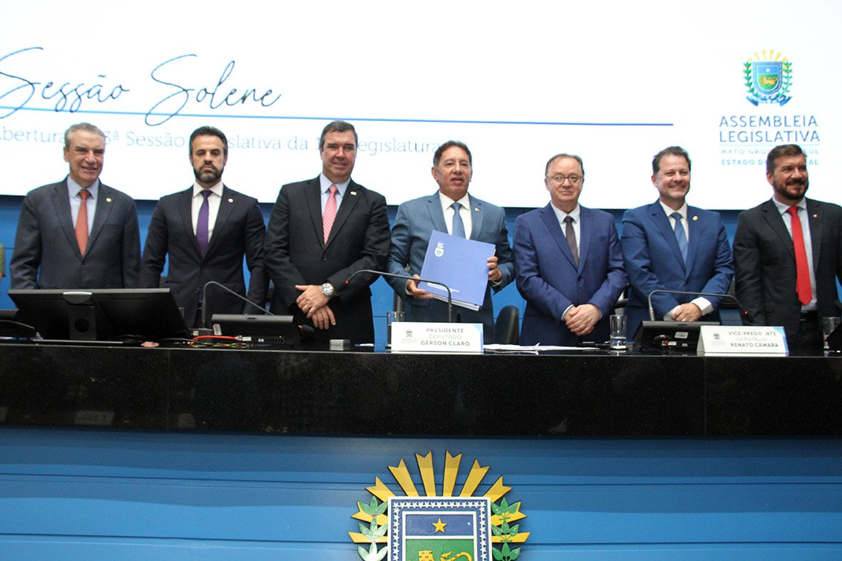 O governador Eduardo Riedel entregou o balanço anual aos deputados estaduais e fez a leitura da mensagem - Foto: Wagner Guimarães/Alems
