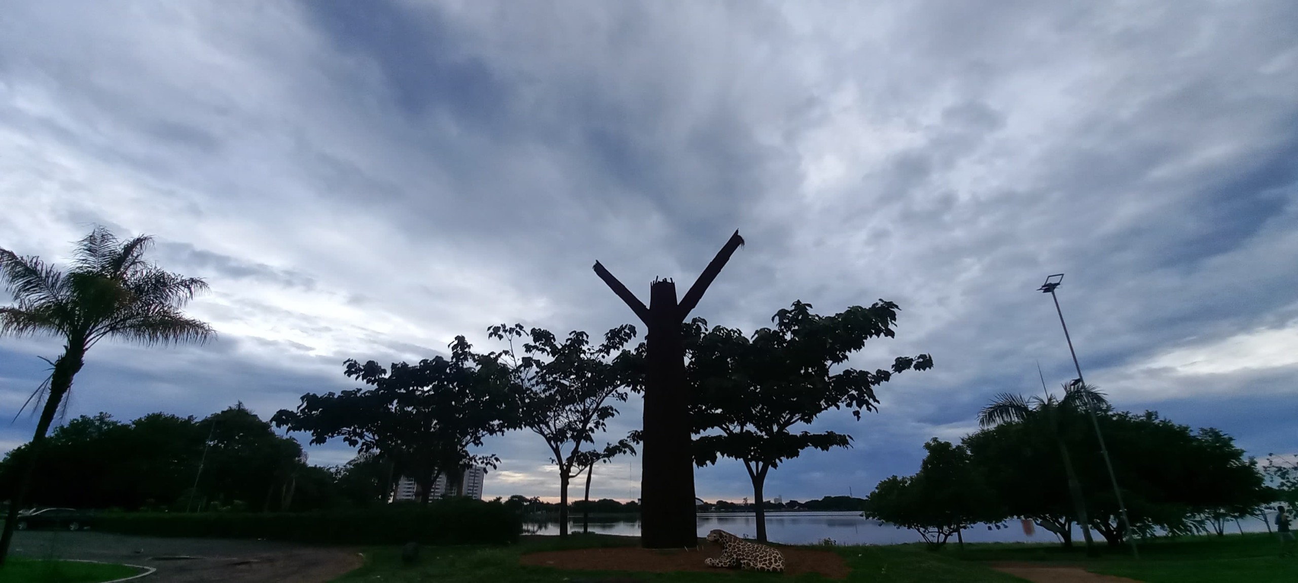 Mesmo com céu nublado, temperatura máxima pode chegar aos 34°C