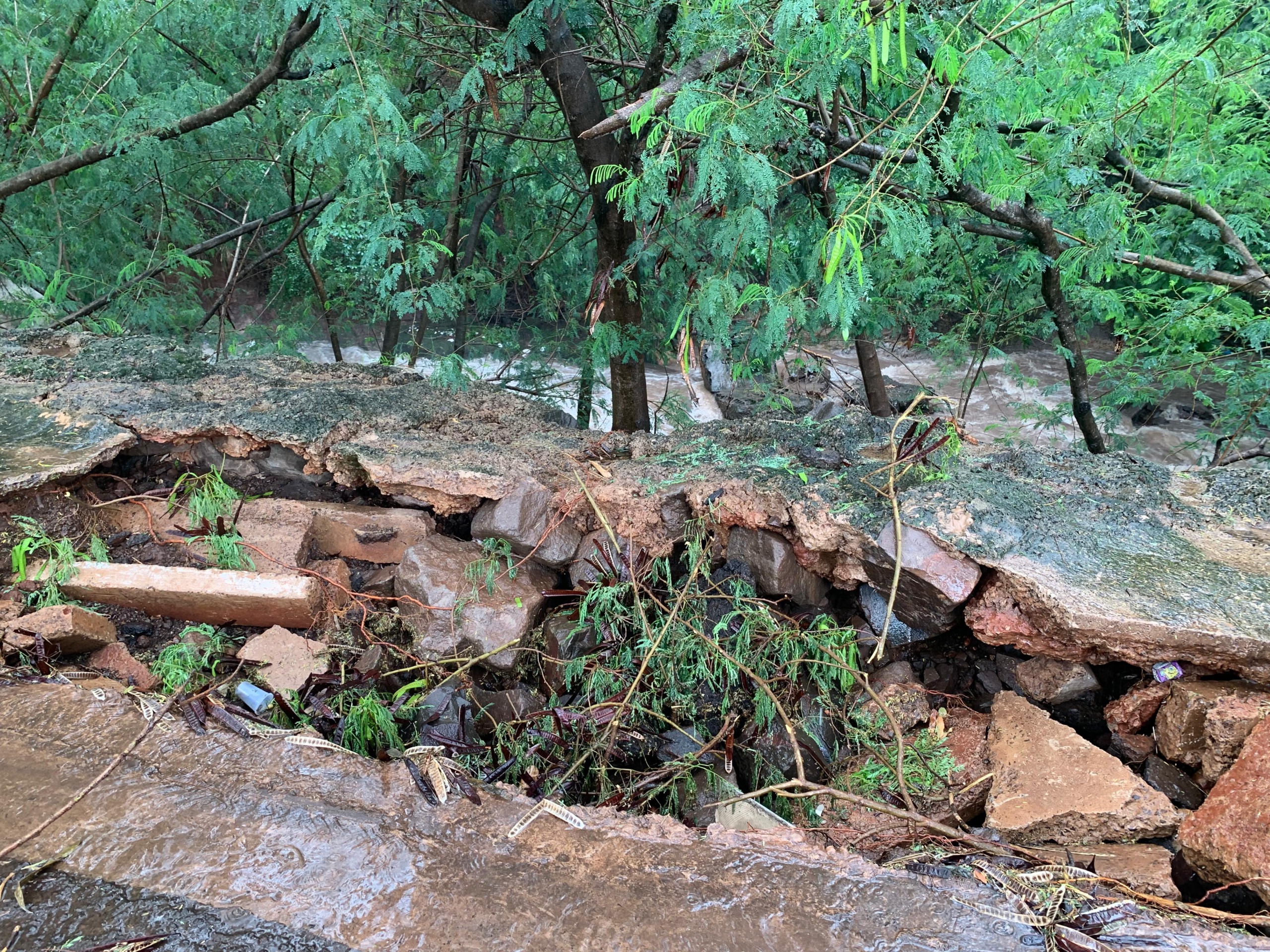 Calçada cedeu devido ao impacto das águas que transbordam o Córrego Imbirussú