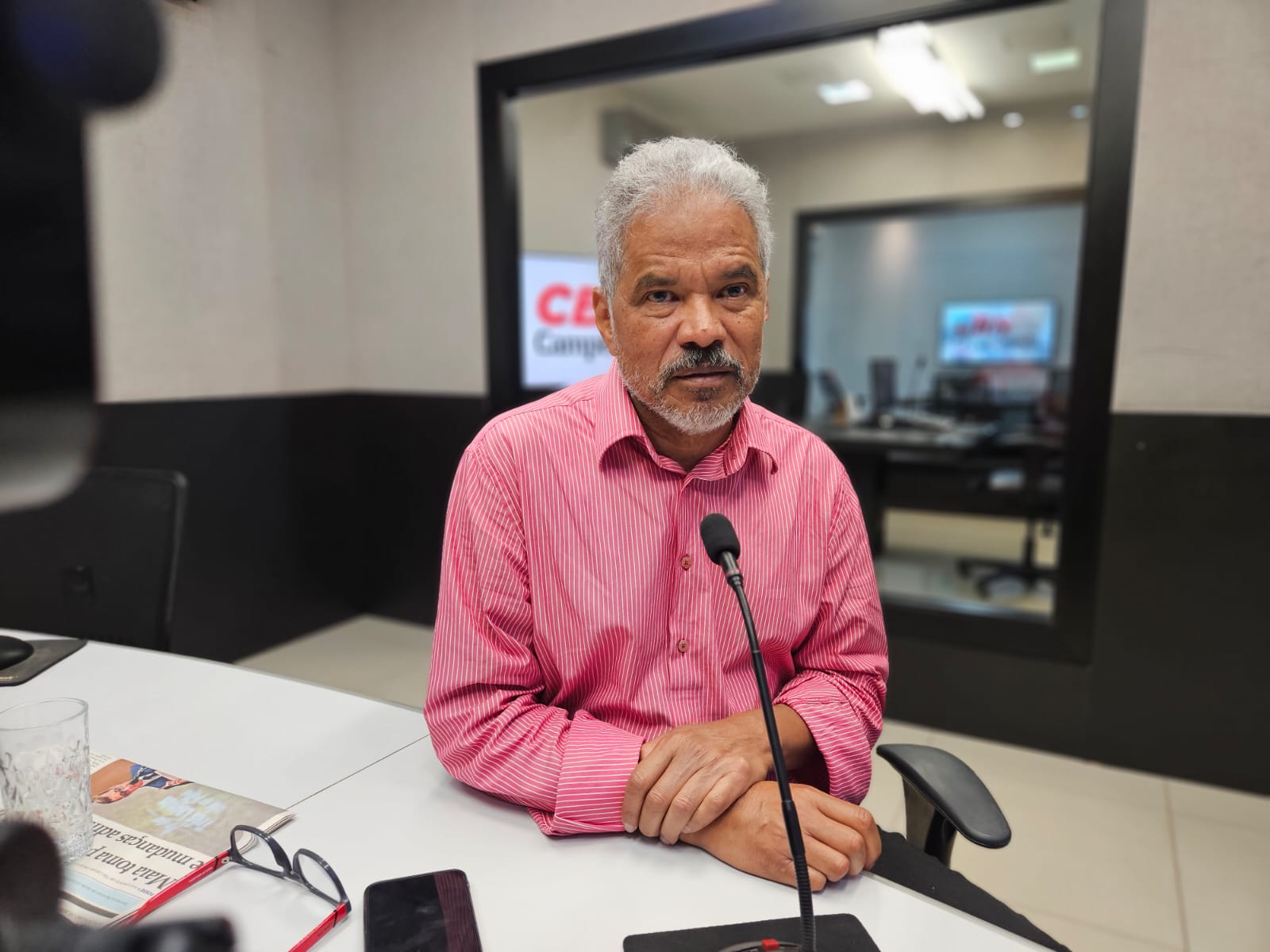 Colunista durante o Jornal CBN Campo Grande.