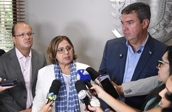 Vice-governador José Carlos Barbosa, ministra Cida Gonçalves e governador Eduardo Riedel durante coletiva – Foto: Reprodução/ Bruno Rezende