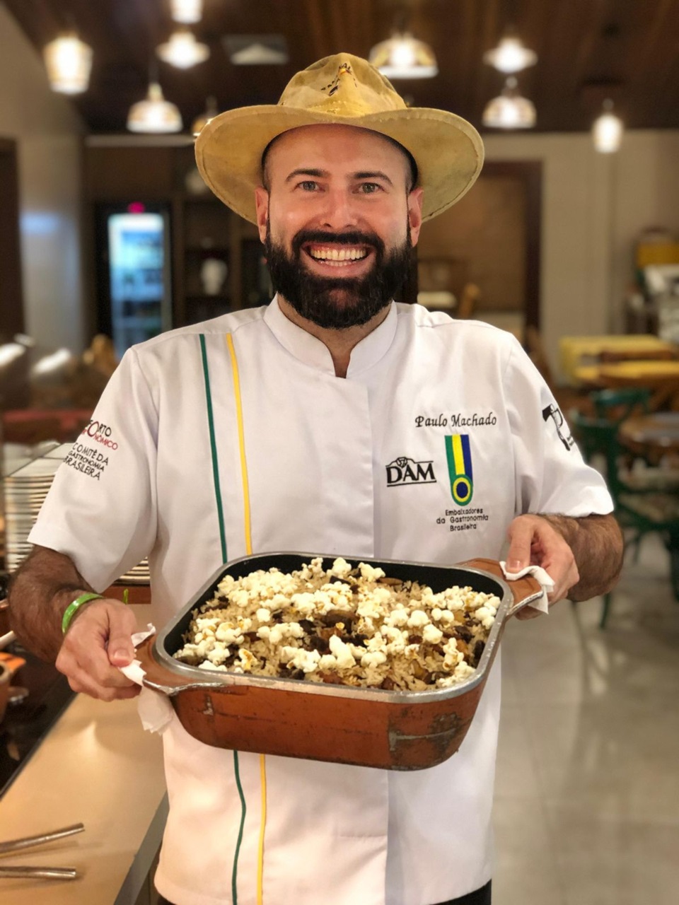 O atributo alt desta imagem está vazio. O nome do arquivo é Cz6hdCKv-chef-paulo-machado-gastronomia.jpg