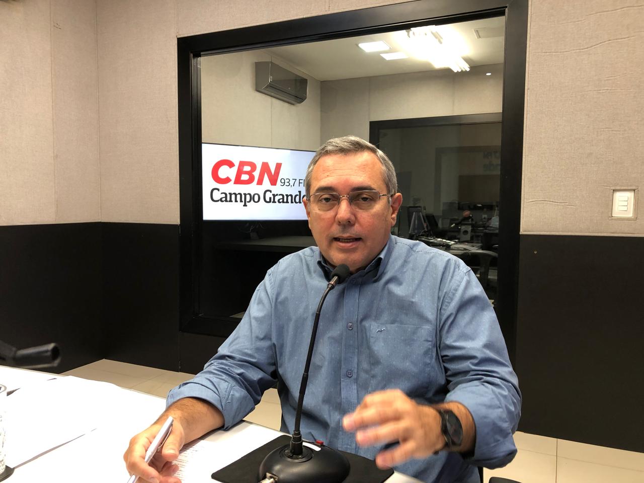 Colunista durante o Jornal CBN Campo Grande. 