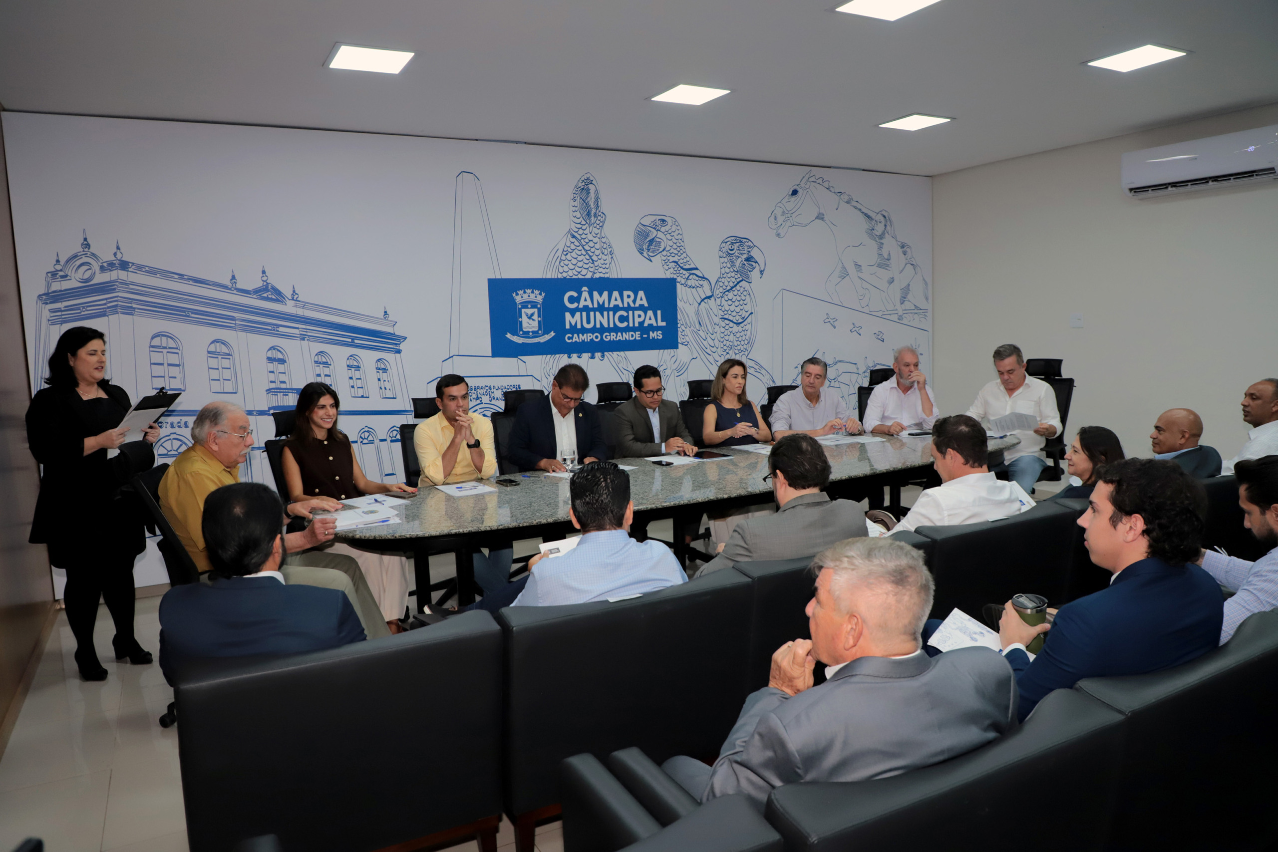 Reunião foi realizada a portas fechadas e contou com a presença de senadores, deputados federais e vereadores - Foto: Izaias Medeiros/CMCG