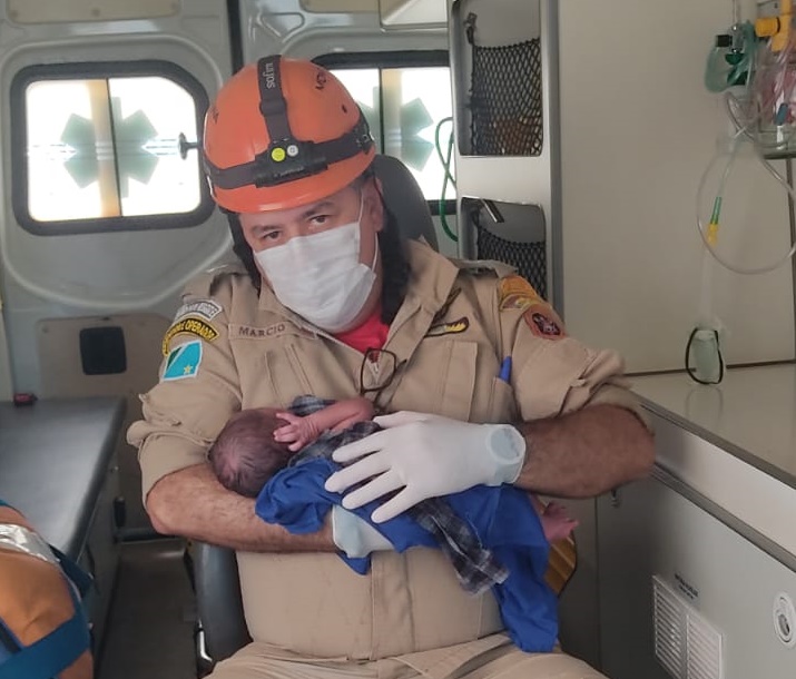 Bebê foi resgatado com vida pelos bombeiros (Foto: Corpo de Bombeiros)