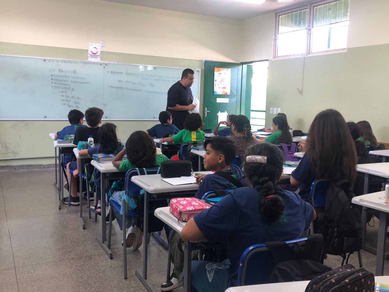 Alunos no primeiro dia de aula na rede estadual de ensino - Foto: Duda Schindler/ CBN CG