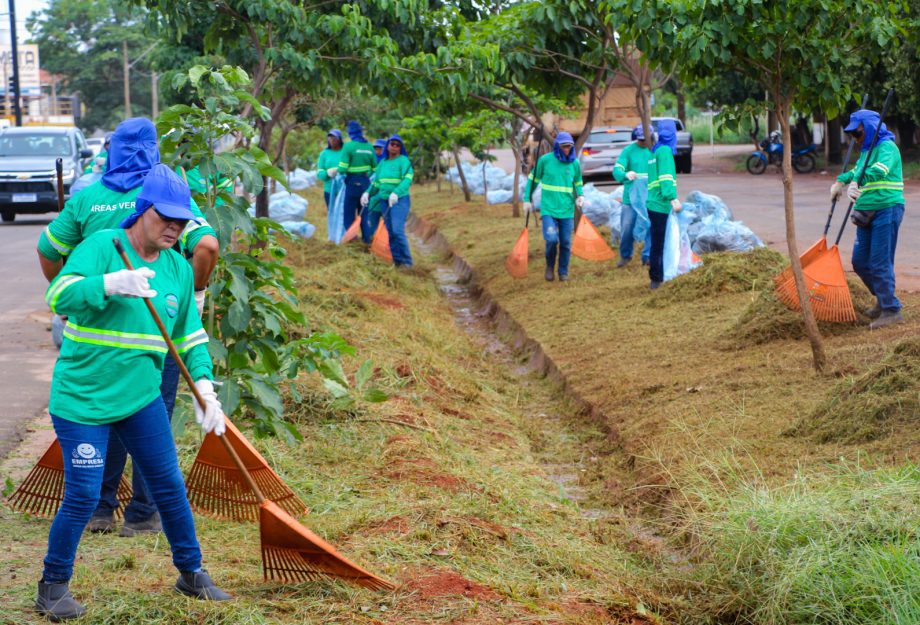 Prefeitura de Três Lagoas realiza roçada e limpeza em áreas verdes da cidade