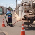 Descarte irregular e ligações clandestinas sobrecarregam a rede e provocam extravasamentos, gerando transtornos para moradores da capital