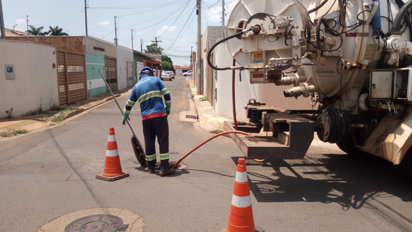 Descarte irregular e ligações clandestinas sobrecarregam a rede e provocam extravasamentos, gerando transtornos para moradores da capital