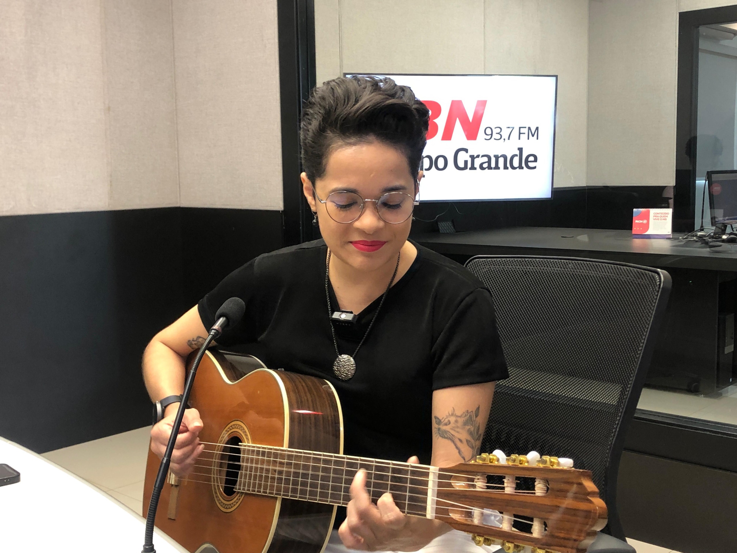 A artista deu uma "palinha" do talento ao vivo no estúdio da Rádio CBN CG - Foto: Gerson Wassouf/CBN-CG