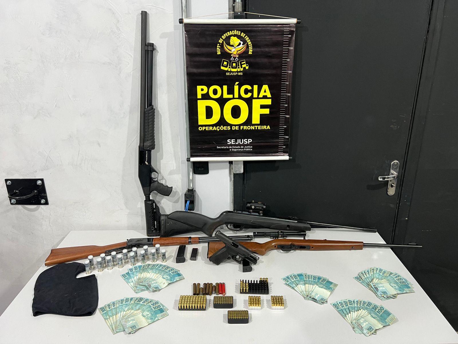 Com os suspeitos foram encontradas três carabinas, pistola, espingarda, além de quase R$ 9 mil em espécie