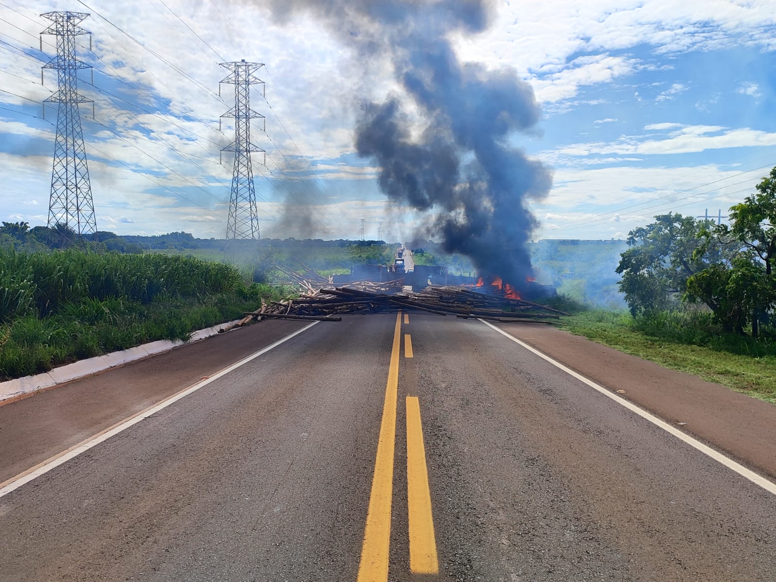 Segundo PRF  após colisão frontal, um dos veículos pegou fogo e outro tombou fechando a rodovia/ PRF