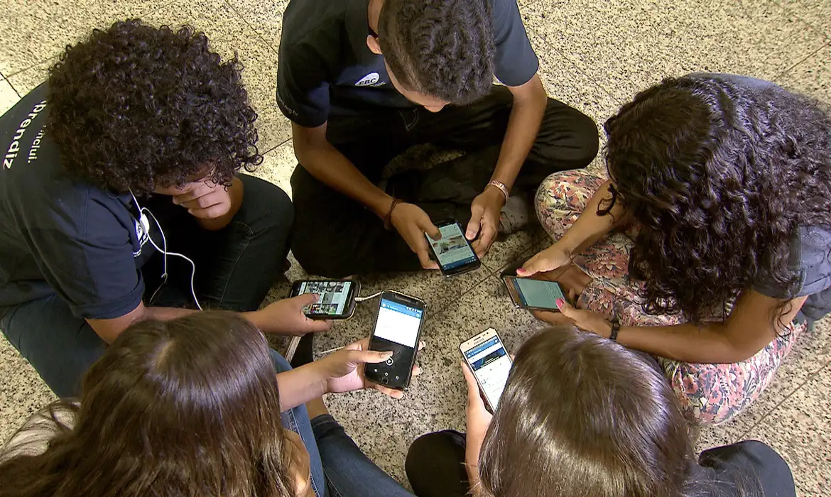 Medida busca reduzir os impactos negativos das telas na saúde mental e no aprendizado dos alunos.