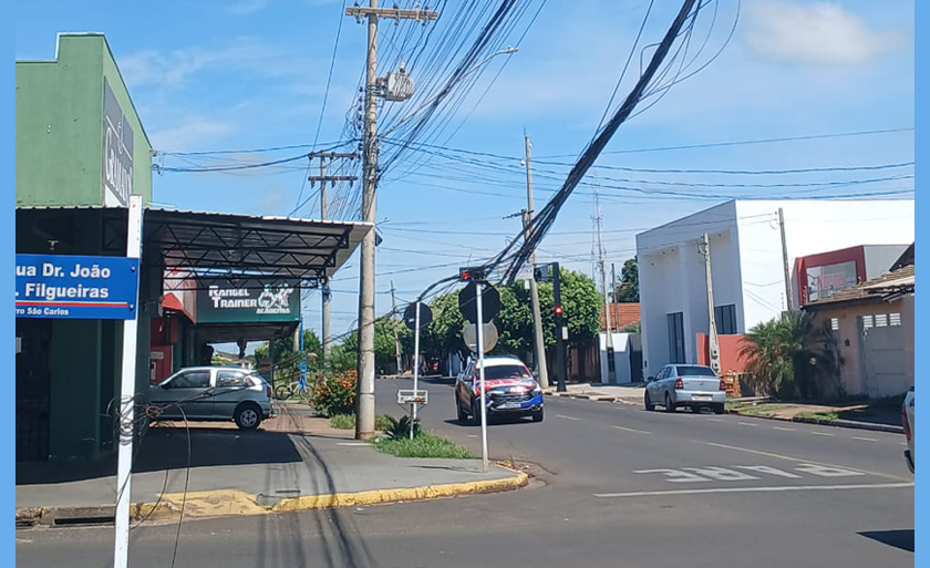 Emaranhado de fios são encontrados em vários pontos da cidade