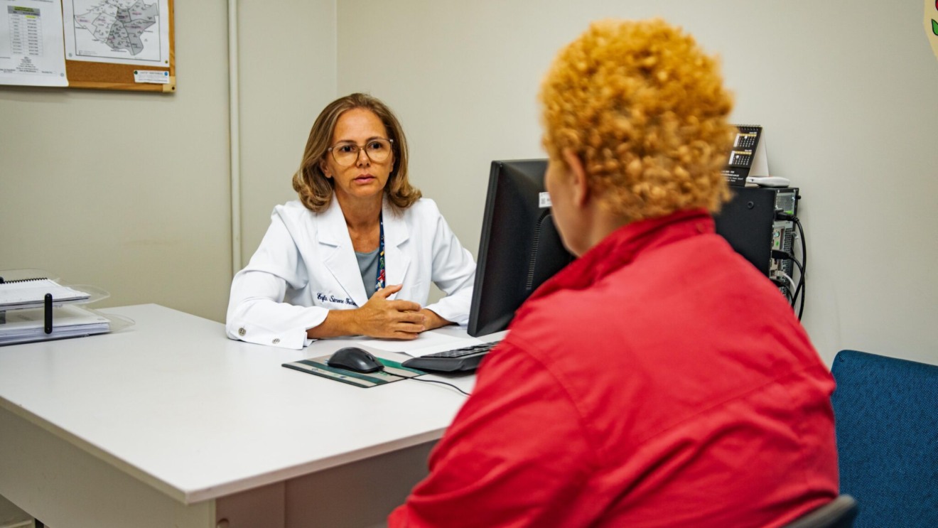 Paciente em atendimento com médica-psiquiatra - Foto: Divulgação/Prefeitura de CG