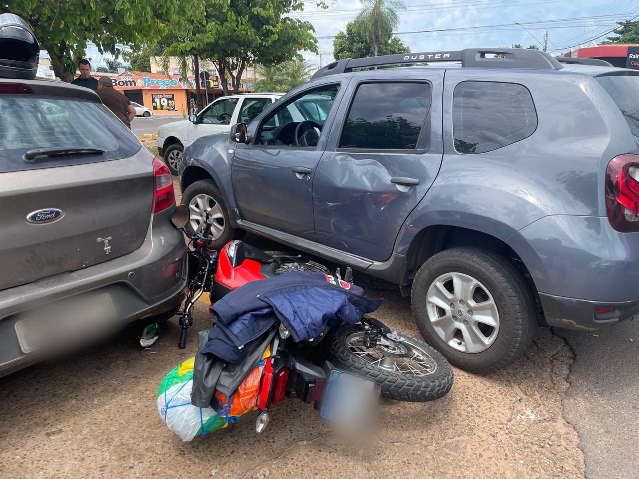 Motociclista teria sido fechado após motorista tentar mudar de faixa para estacionar no canteiro central: Créditos/Divulgação