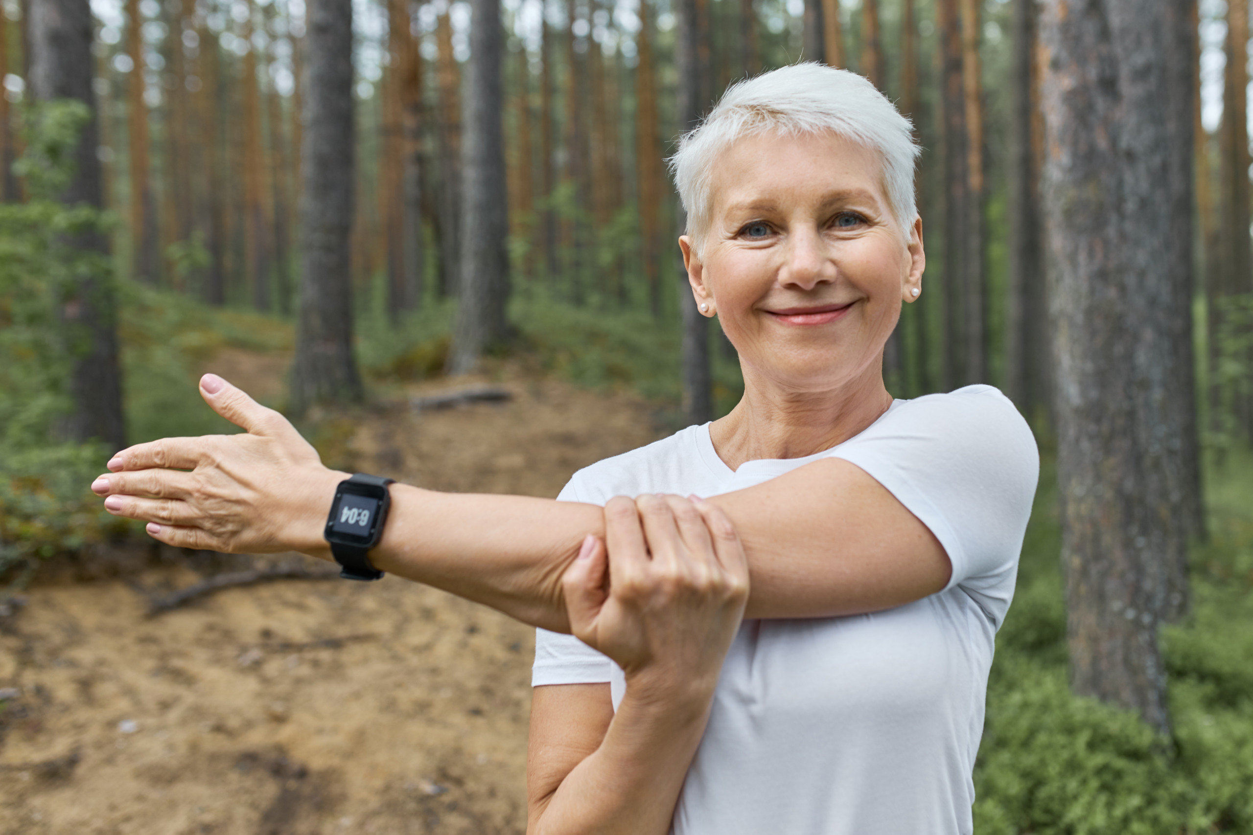 Exercício com pesos estimula substâncias que fortalecem o corpo e previnem doenças - Foto: Divulgação/Freepik-karlyukav