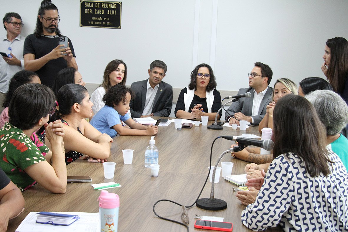 Primeira reunião realizada no dia 11 de fevereiro entre parlamentares e representantes do movimento - Foto: Wagner Guimarães/Alems