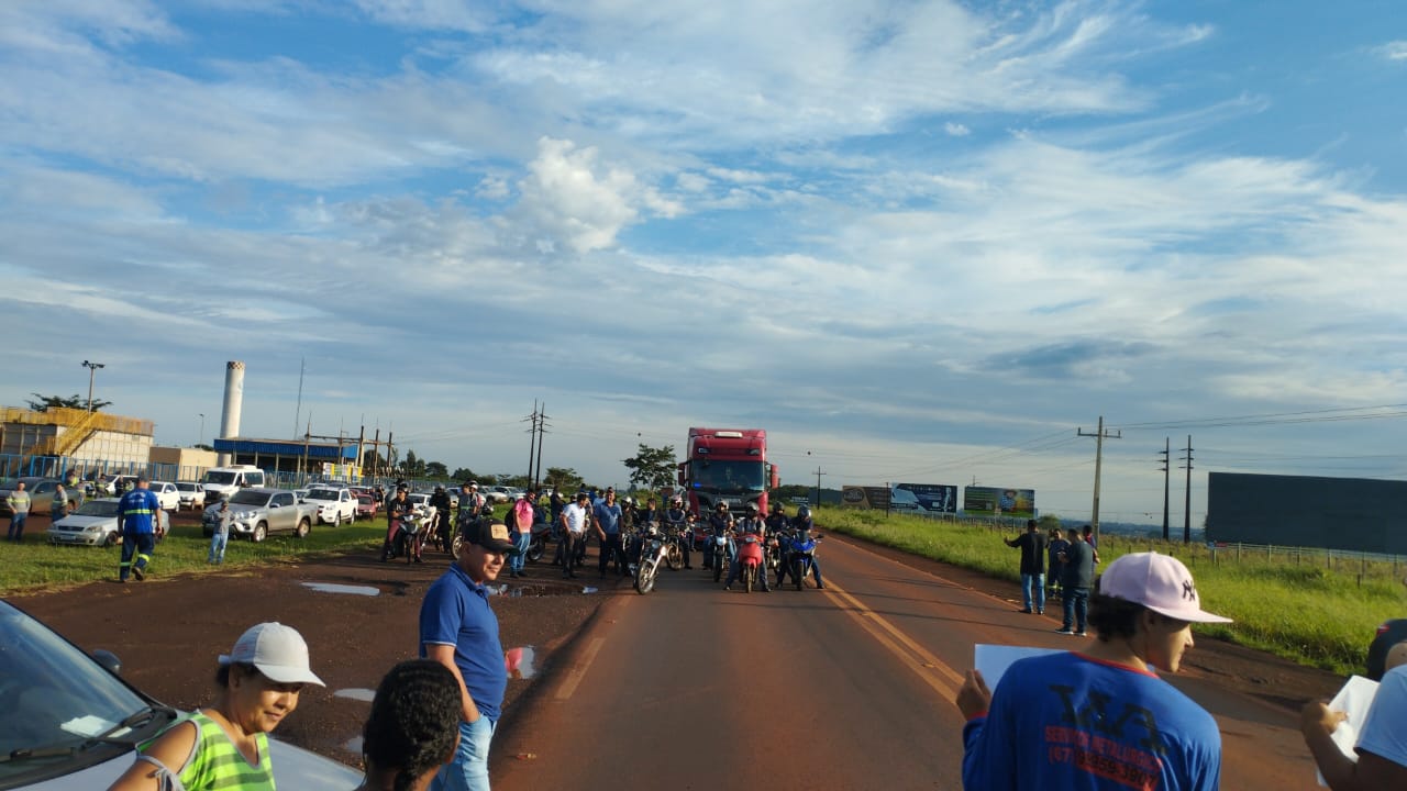 Bloqueio teve início às 6h e gerou congestionamento nos dois lados da via / Foto: Inspetor Cabral/Reprodução