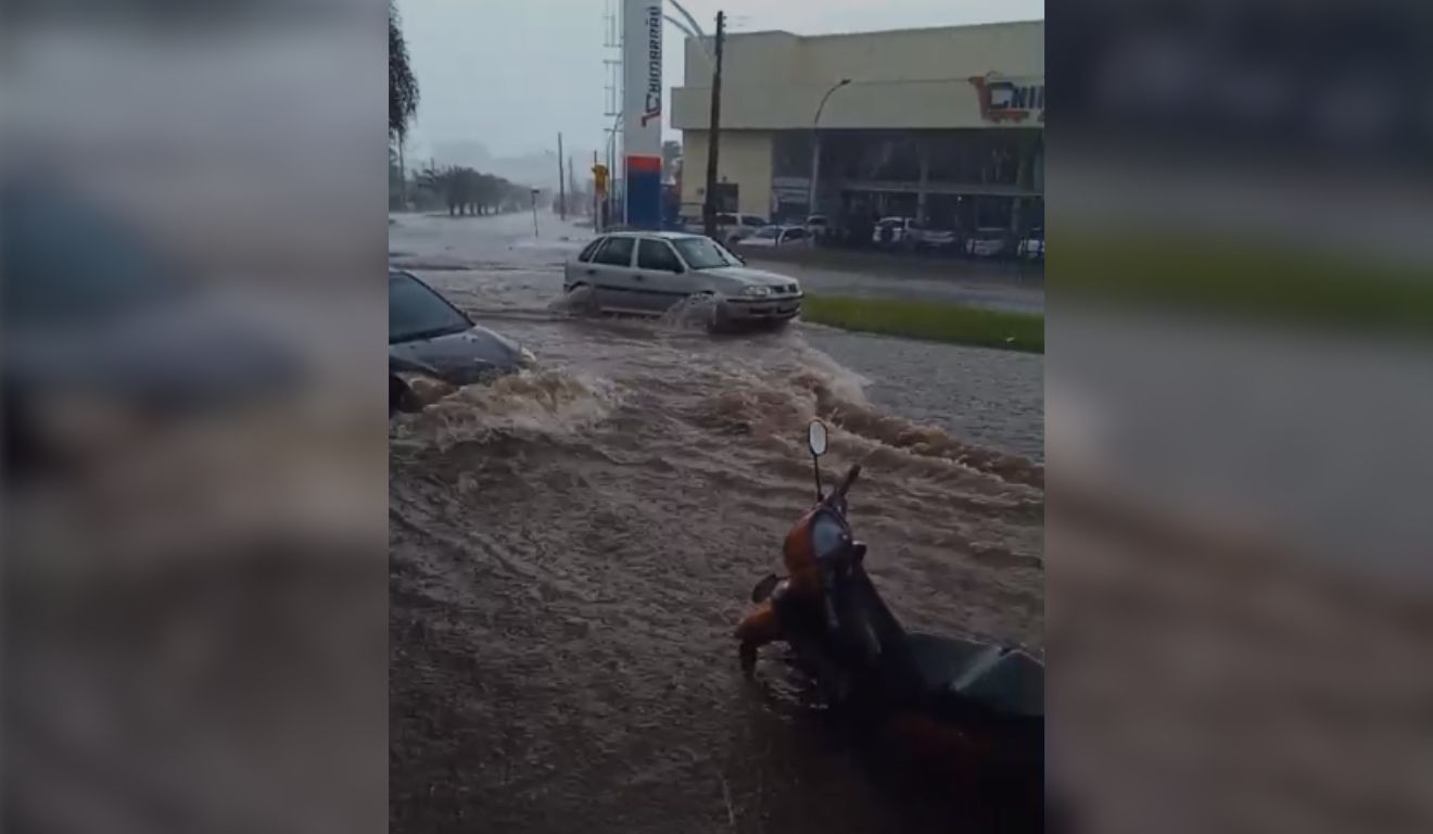 Veículos tiveram dificuldade de trafegar pelas ruas, que ficaram alagadas. Foto: Reprodução redes sociais 