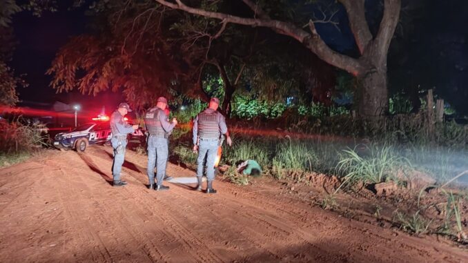 Policiais no local e corpo da vítima na rua - Foto: Reprodução/Vinicius Santos