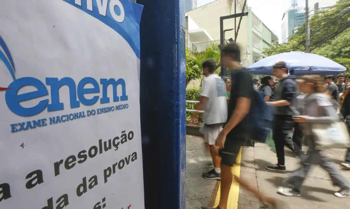 Participantes podem acessar a correção detalhada de suas redações via internet - Foto: Paulo Pinto/Agência Brasil