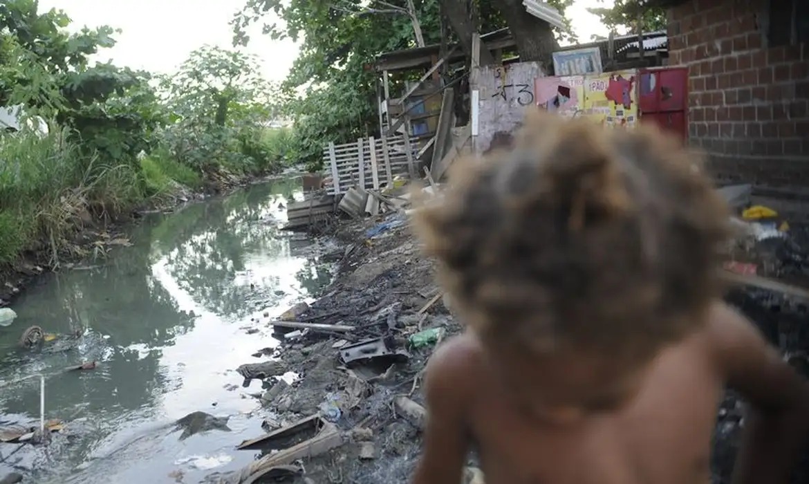 O Brasil registrou mais de 344 mil internações por doenças relacionadas ao saneamento ambiental inadequado em 2024. Foto: Reprodução/Agência Brasil