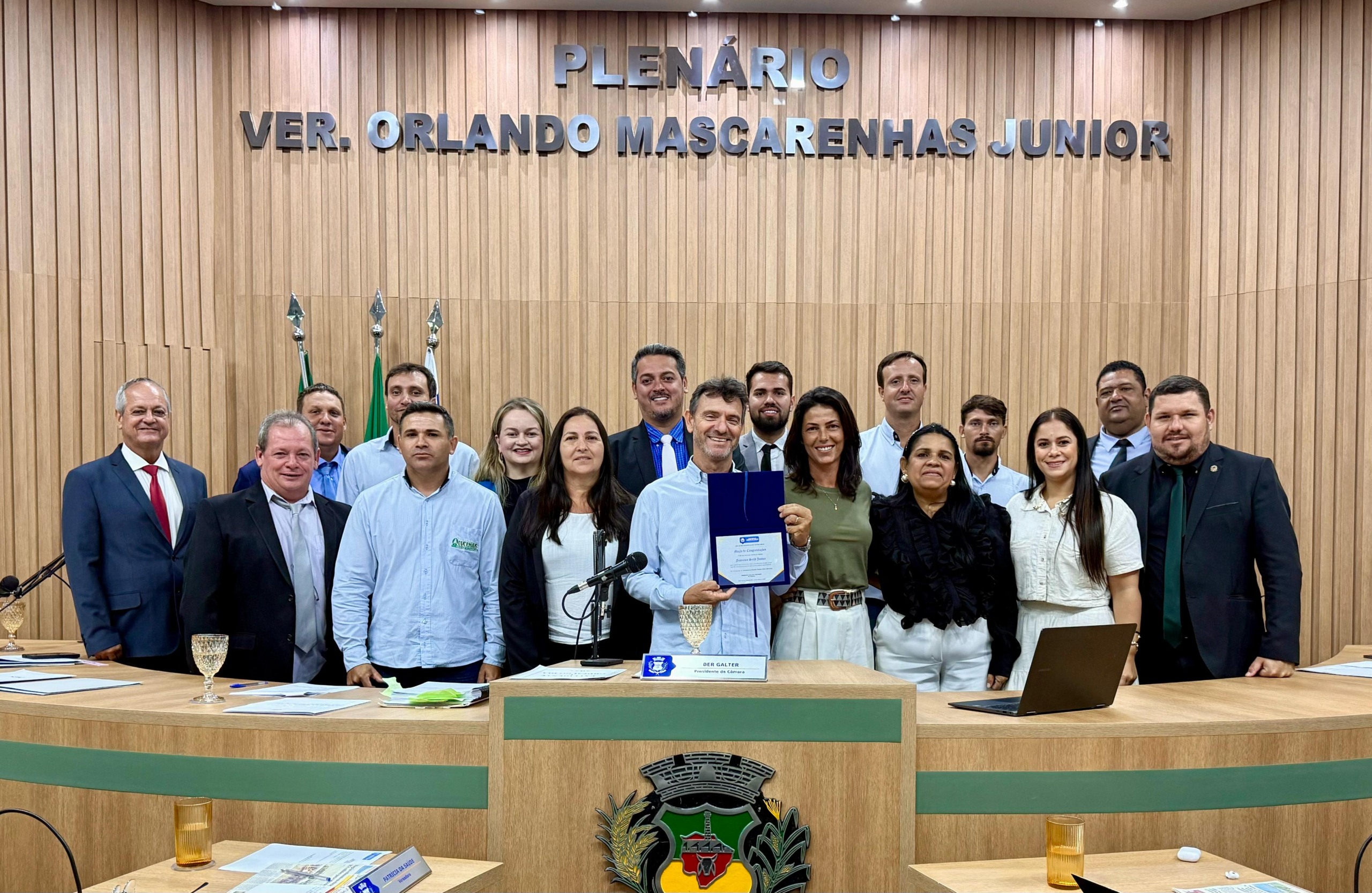 Vereadores entregaram a Moção de Congratulações ao empresário (Foto: Sarah Protz/Câmara Municipal)