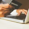 Gastos com cartão de crédito crescem impulsionados por compras digitais.