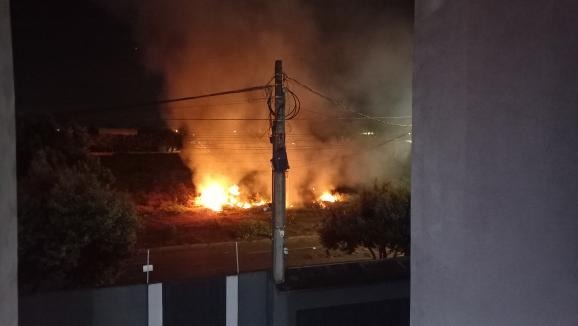 TVC na Rua: morador ateia fogo em terreno e coloca residências em risco