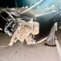 Adolescente cruza preferencial causa acidente e derruba poste