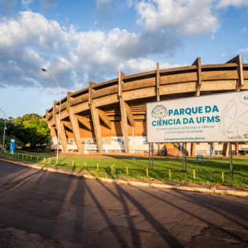 Parque reúne 18 monumentos interativos que representam diversas áreas do conhecimento, incluindo matemática, física, química, literatura e biologia - Foto: Reprodução/UFMS