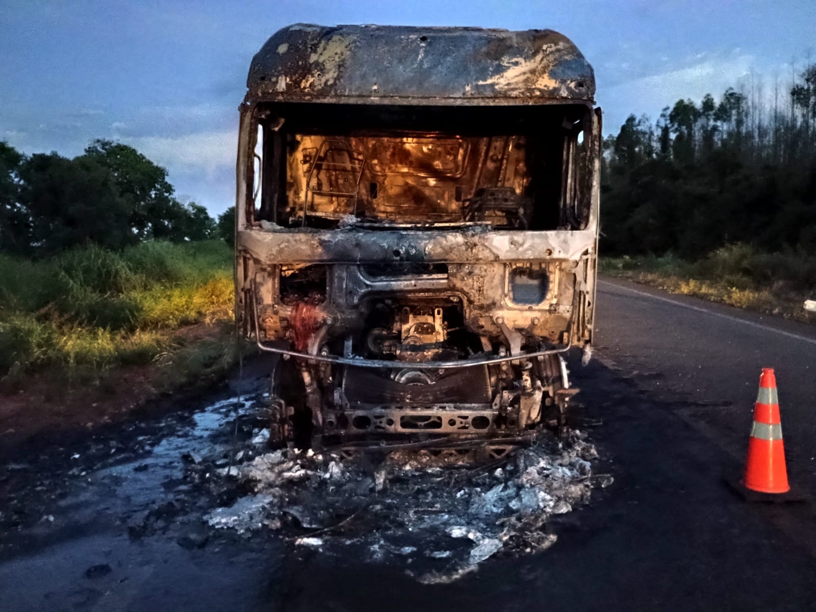 Caminhão incendeia em trecho entre Inocência e Três Lagoas - Divulgação / Polícia Militar Rodoviária (BPMRv)