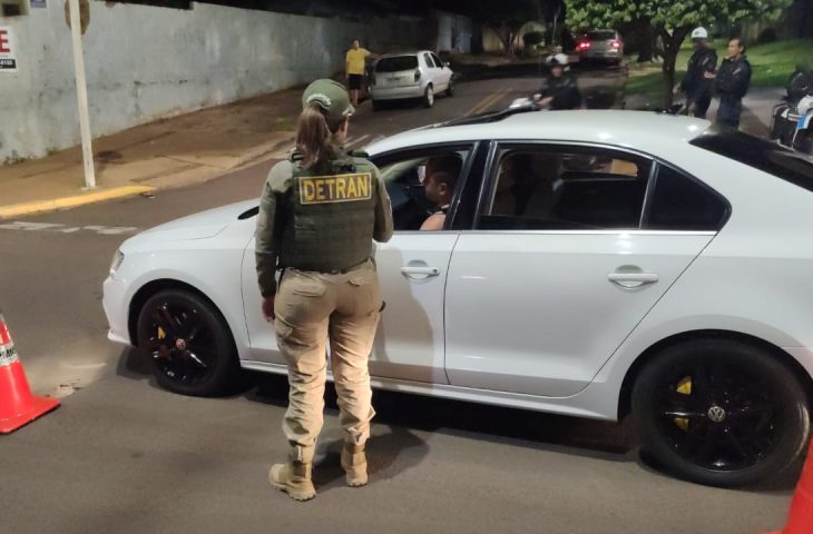 Agentes do Detran-MS durante fiscalização na Operação Carnaval 2025, que abordou mais de 1.800 veículos em rodovias e vias urbanas do Estado- Foto: Reprodução/Agência MS