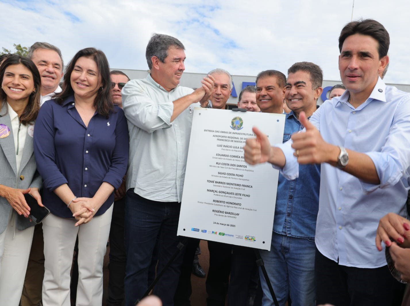 Governador Eduardo Riedel e ministros entregam pista do aeroporto de Dourados e anunciam novos investimentos em infraestrutura e habitação.