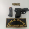 Motorista disse ter sido apenas contratado para levar as duas e uma suspeita acabou assumindo a responsabilidade pela arma: Créditos/Polícia Militar Rodoviária