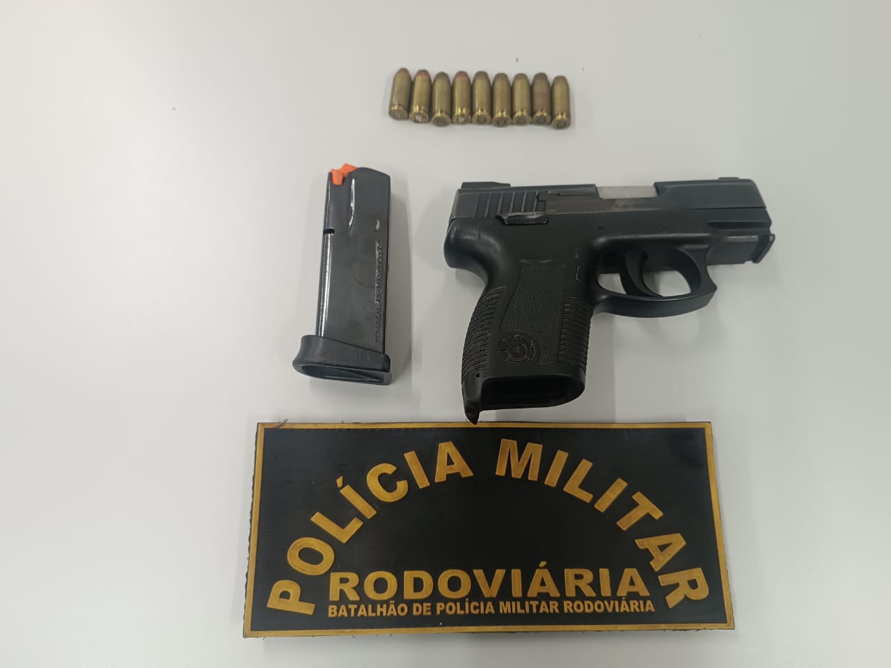 Motorista disse ter sido apenas contratado para levar as duas e uma suspeita acabou assumindo a responsabilidade pela arma: Créditos/Polícia Militar Rodoviária