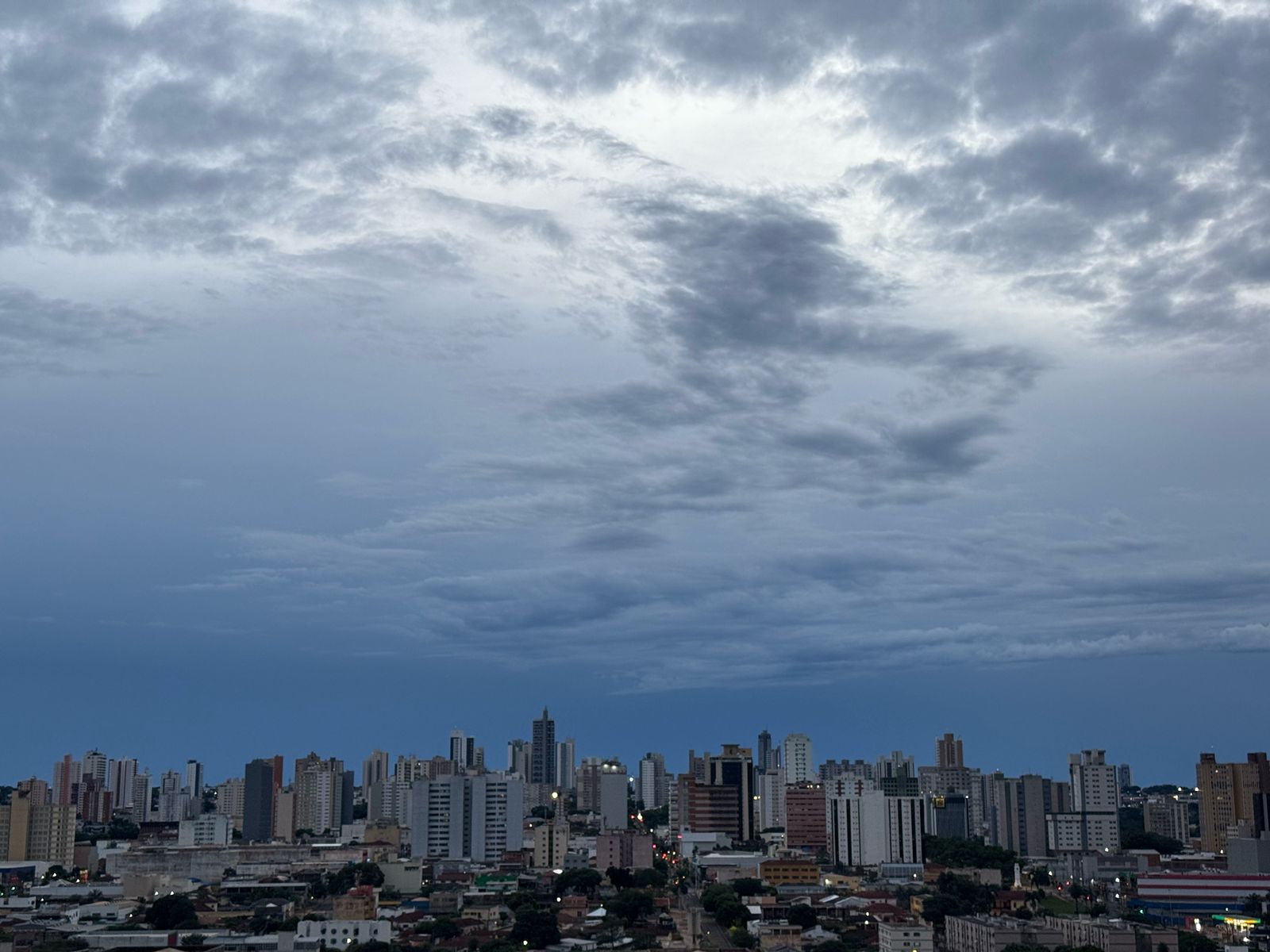 As máximas devem ter queda nesta quarta-feira (12), mas faz calor em alguns municípios - Foto: Adriano Hany