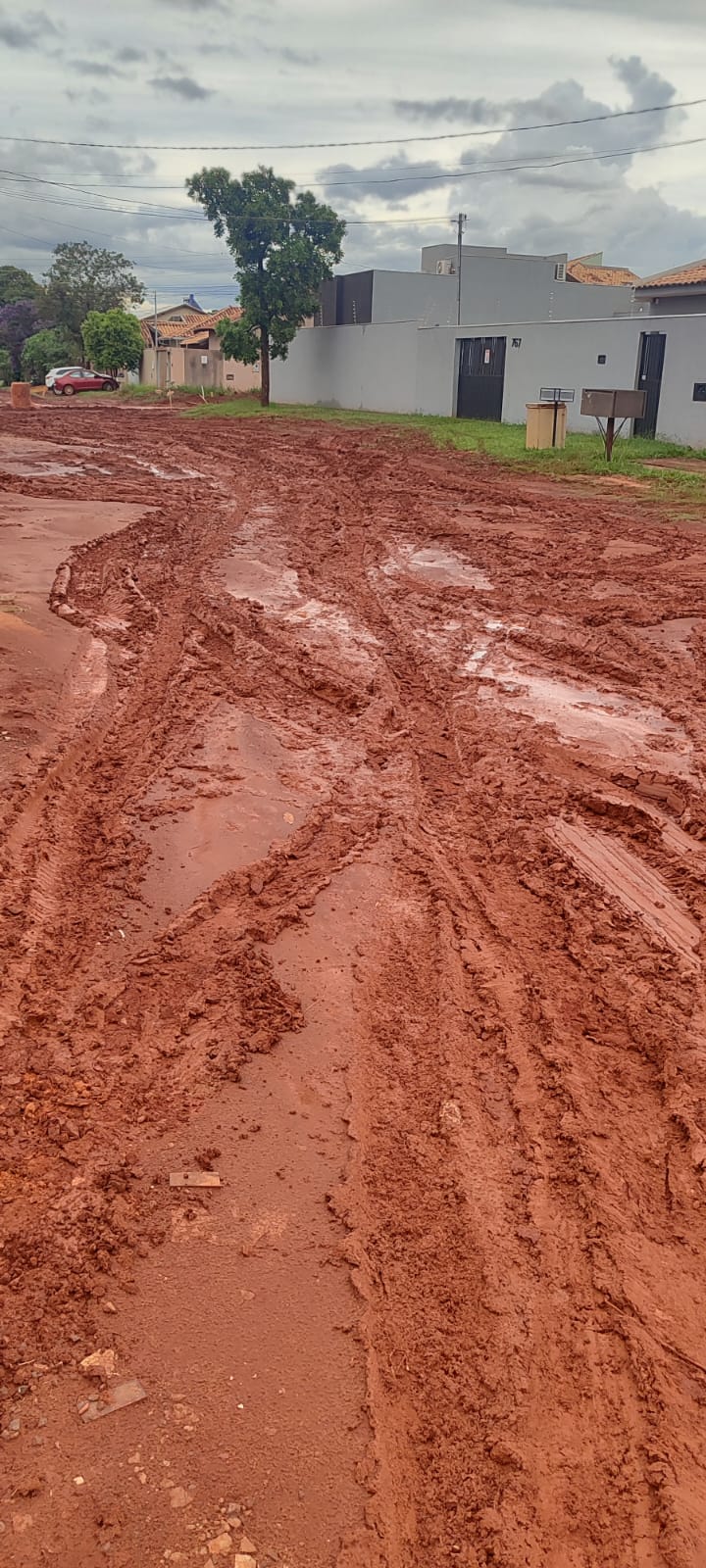 Moradores do Jardim Mansur reclamam de atraso e problemas em obras de pavimentação