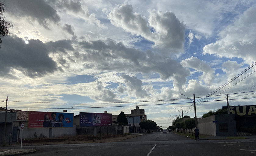 O dia amanheceu com céu com muitas nuvens em Três Lagoas. 
Foto: Israel Espíndola