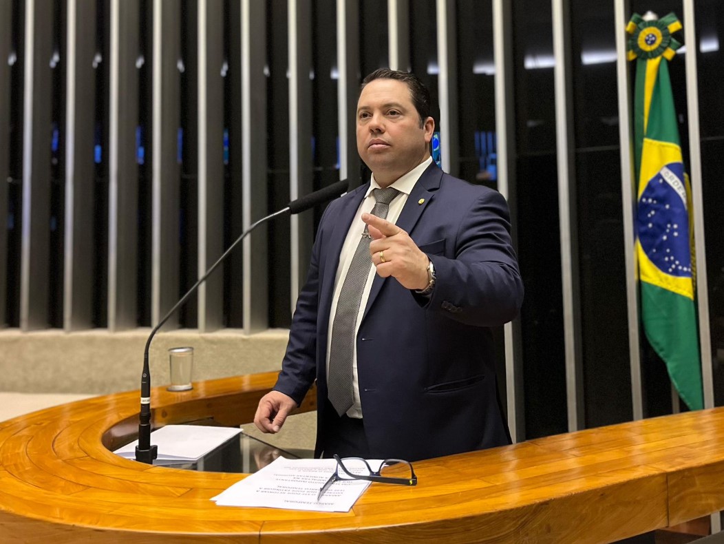 Deputado federal Rodolfo Nogueira utilizando a bancada em uma das sessões- Foto: Reprodução/ Câmera Federal