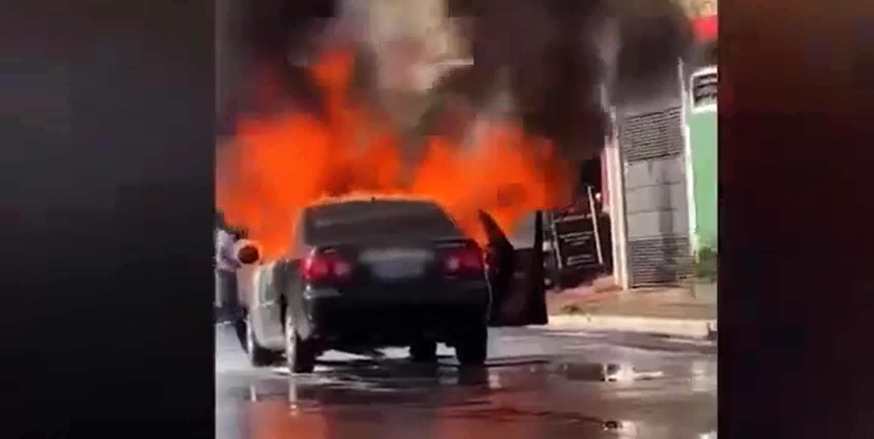 Carro ficou destruído após ser consumido por fogo- Foto: Captura de tela